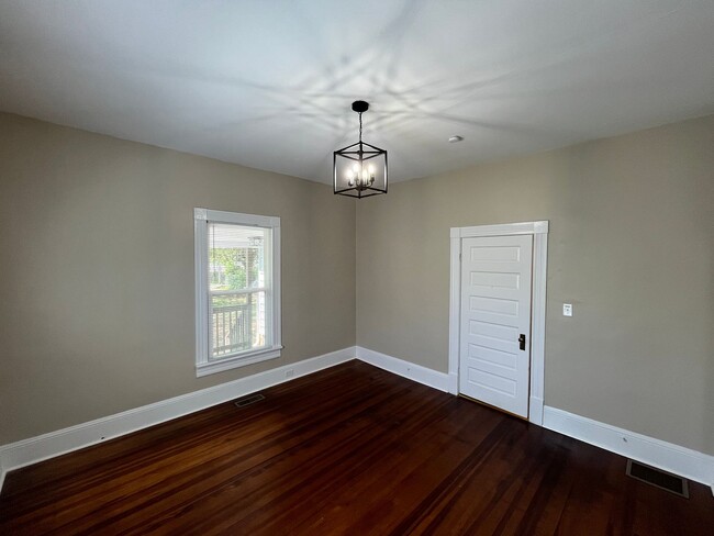 Building Photo - Newly Renovated 2 Bedroom Bungalow!!!