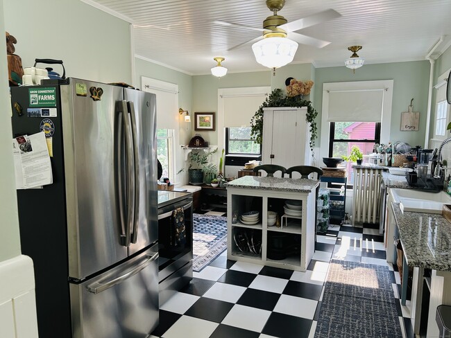 Building Photo - 37 School St