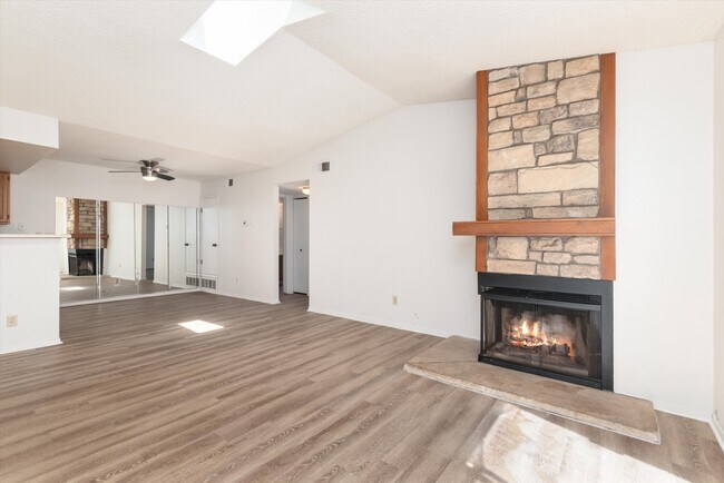 Building Photo - 923 S Zeno Way