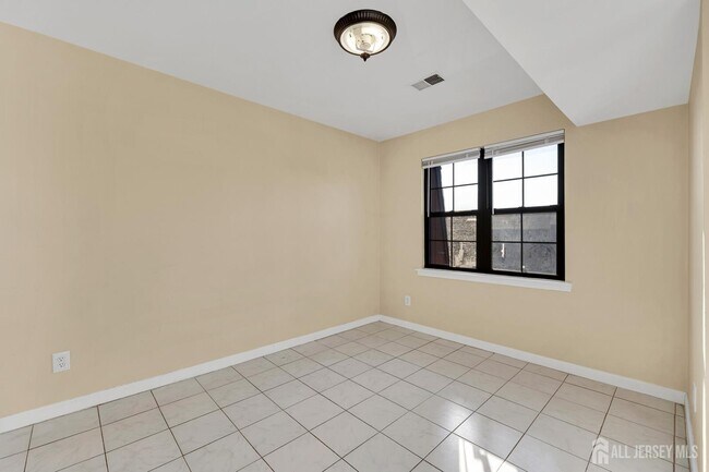 Building Photo - 275 Alpine Way