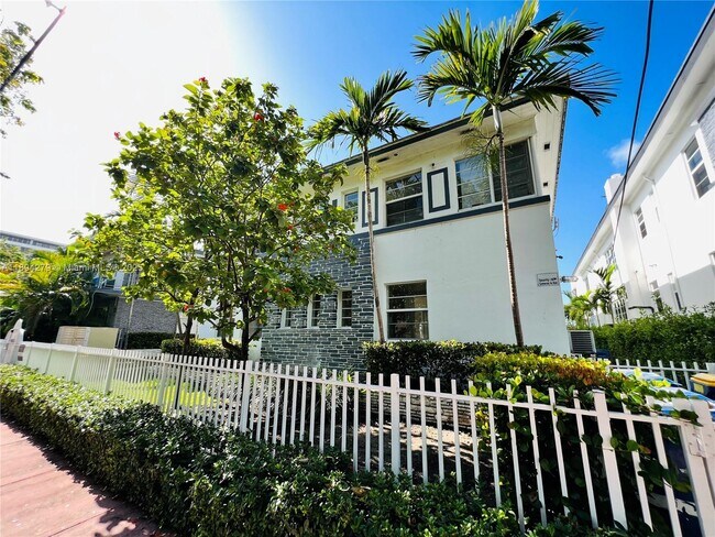 Building Photo - 950 Bay Dr