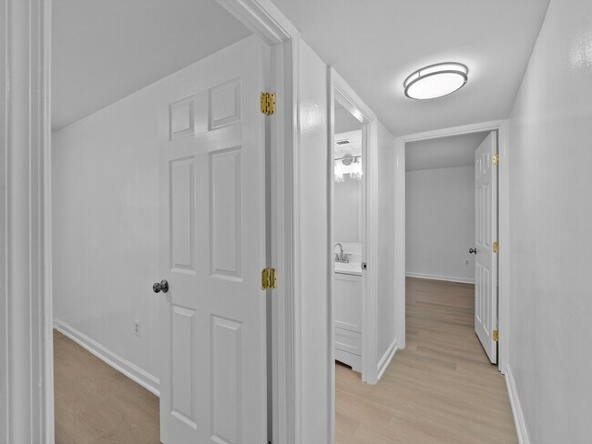Building Photo - Sought-After fully remodeled Park Glen Condo Living in Arlington!