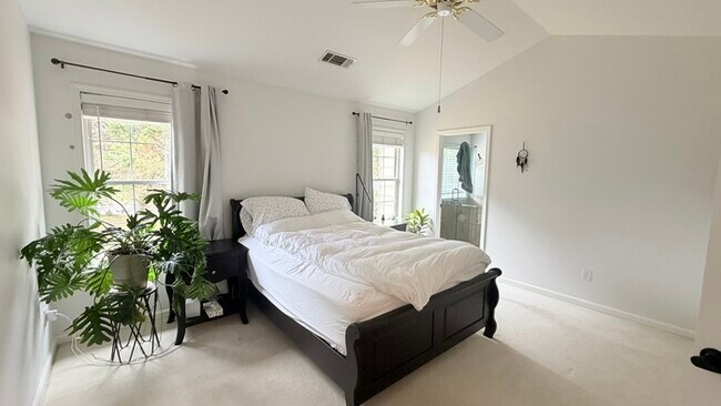 Building Photo - Beautiful backyard