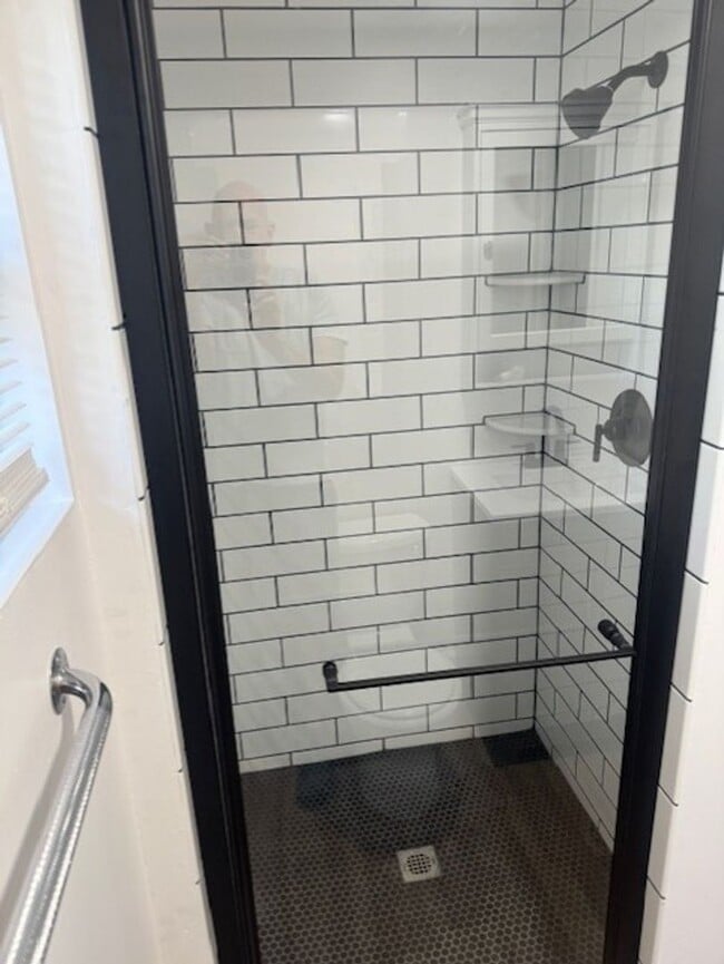 Building Photo - Recently Renovated 1/1 Cozy cottage with water included**