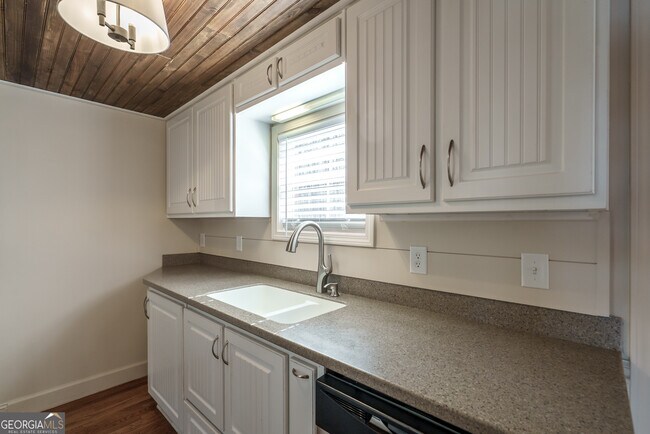 Building Photo - 384 Arrowhead Trail NE