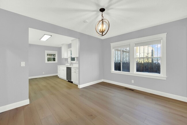Building Photo - Modern Style Renovated 2 Bedroom 1 Bath House in Oakland -- Available Now!!!