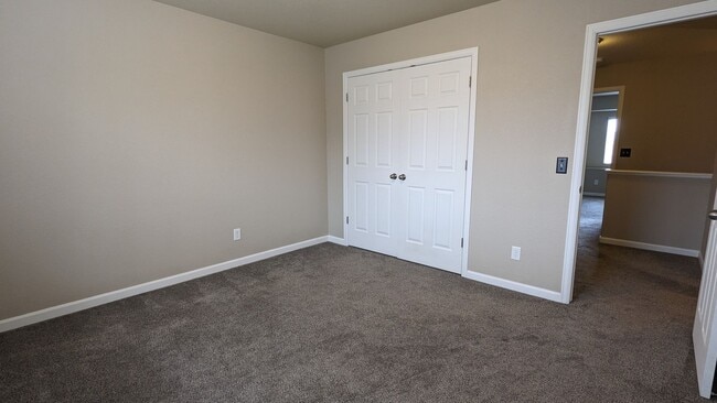 Building Photo - 3 BED/2.5 BATH END UNIT TOWNHOME W/PATIO & 2-CAR GARAGE!