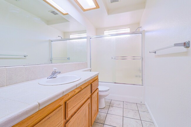 Building Photo - Beautiful Single Family Home located in He...