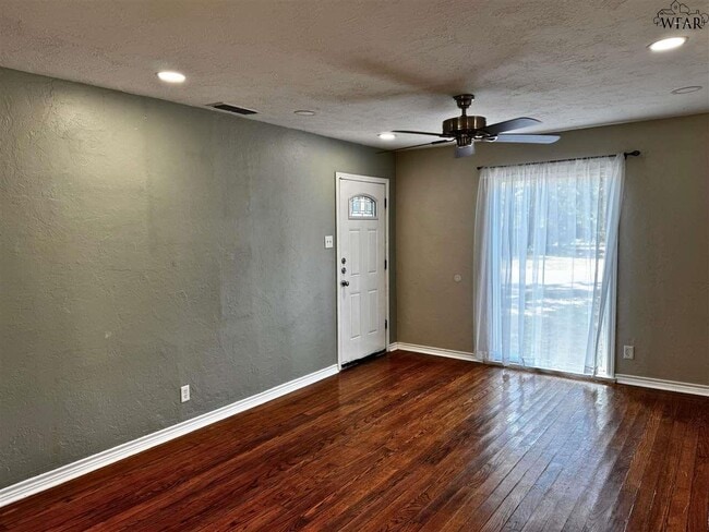 Building Photo - 100 Lilac Ln