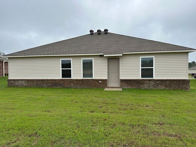 Building Photo - Pre-Leasing Now! Discover Spacious Living in This 4-Bedroom, 2-Bath Cabot Home