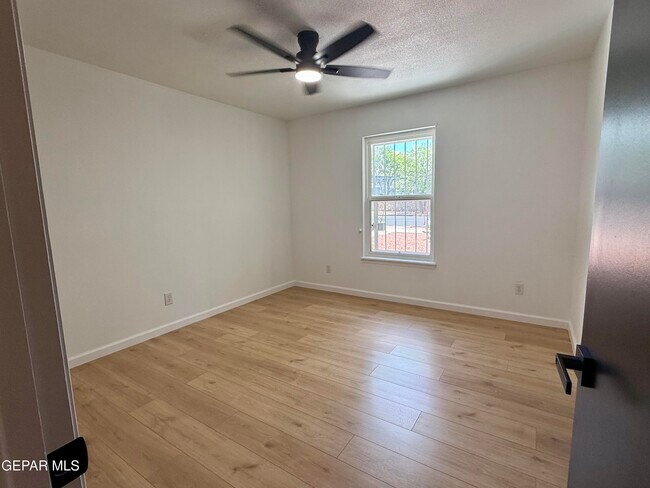 Building Photo - 1649 Lomaland Dr