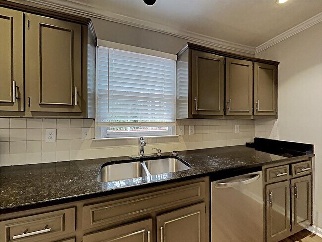 Building Photo - 820 Providence Dr