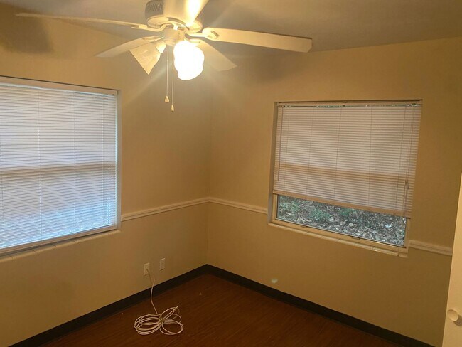 Building Photo - Spacious 2 BR 1 BA Located in Myers Park. ...