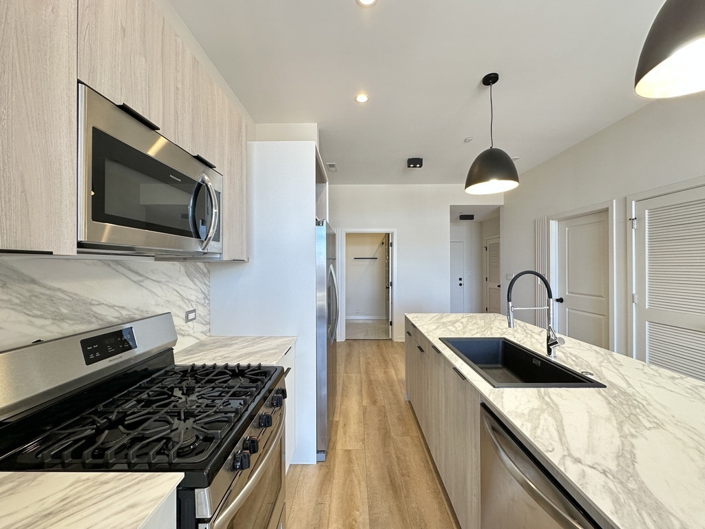 Building Photo - 6324 W Belmont Ave