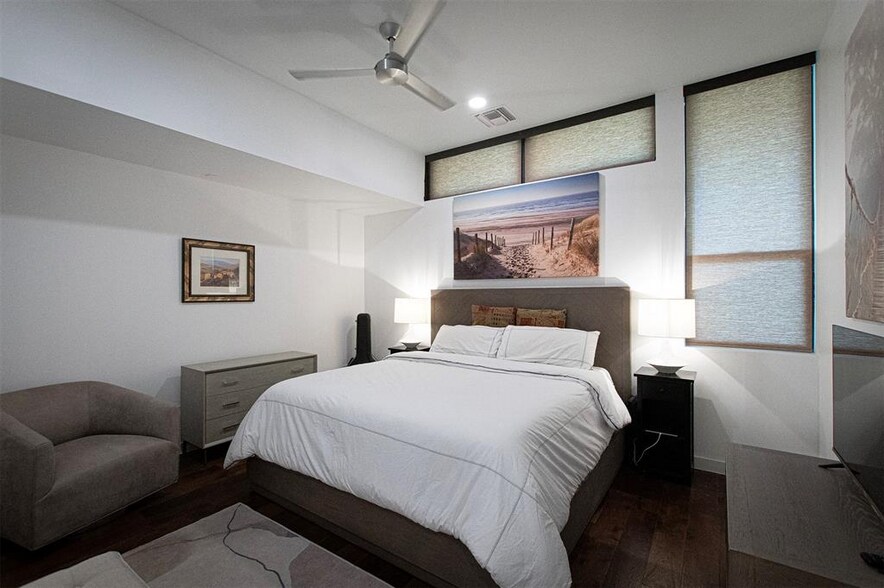 King size bed - 1322 E 12th St
