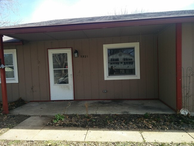 Building Photo - Great 3 bedroom, 1.5 bath home with one car attached garage in Decatur Township