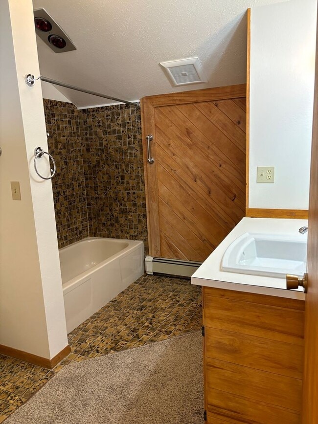 Building Photo - Available NOW Home in the Hills 3 Bed/1.25...