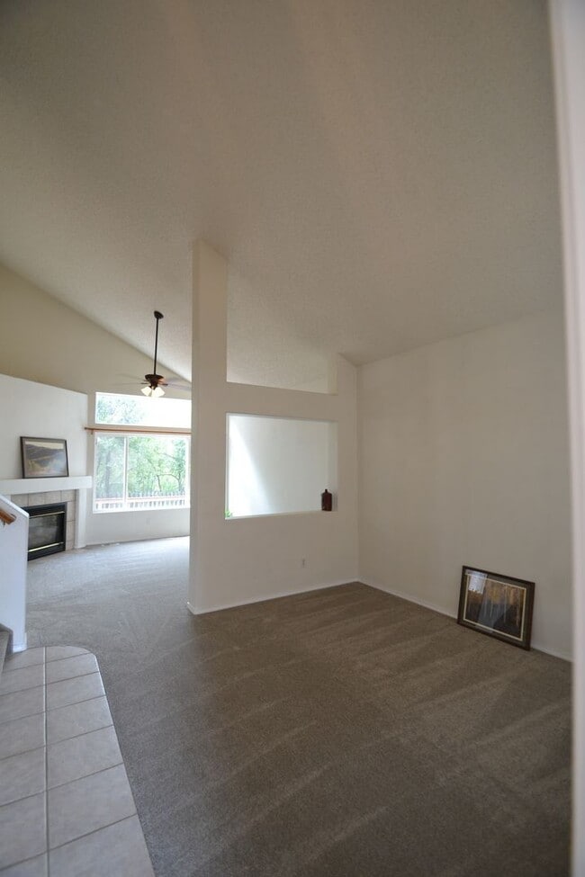 Building Photo - 815 Riverview Ln