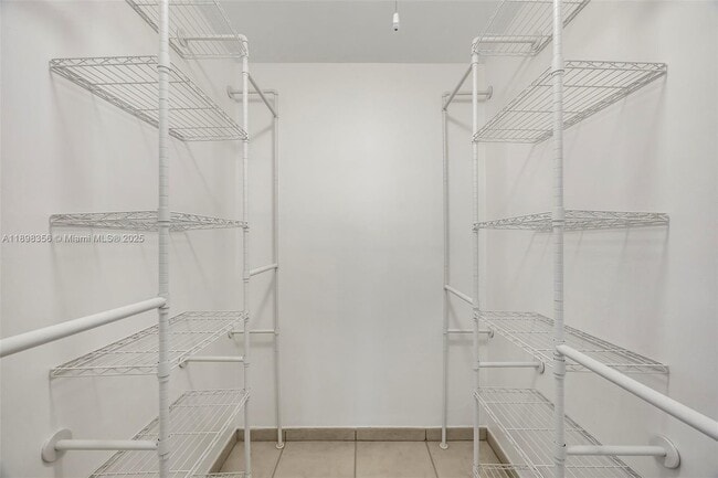 Building Photo - 10780 N Kendall Dr