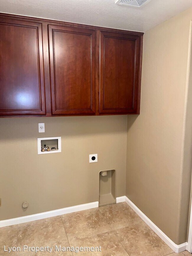 Building Photo - 2 br, 2.5 bath House - 2504 Esplanade Circle