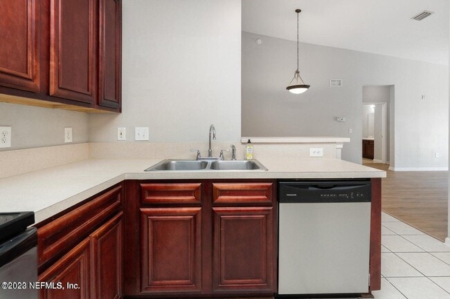 Building Photo - 8226 Green Parrot Rd