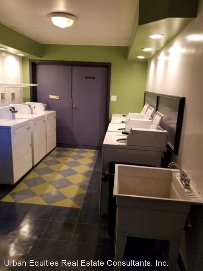 Building Photo - 160 E Lake St