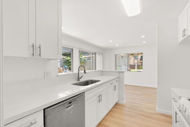 Building Photo - NEWLY RENOVATED South HB Gem!