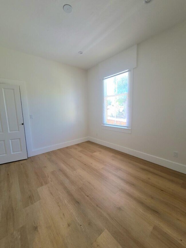 Master bdrm - 750 Laurel Ave