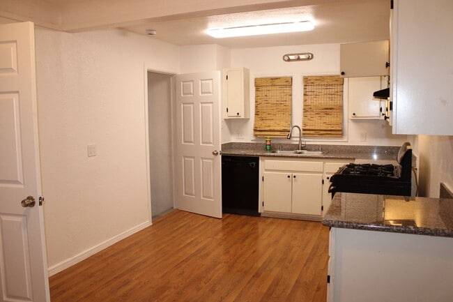 Building Photo - 3 Bedroom, 2 Bath in Single Family Home with BONUS Room Close to Downtown Pittsburg/BART