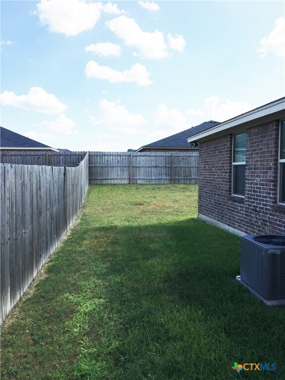 Building Photo - 1304 Cavalry Ln