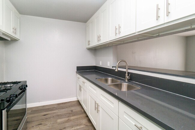 Building Photo - Beautiful Studio in Wilmington HALF OFF FI...