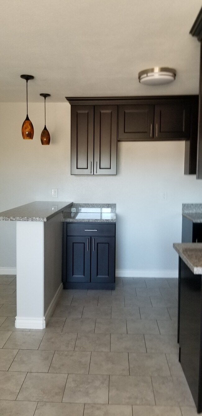 Building Photo - 1001 Pine Ave