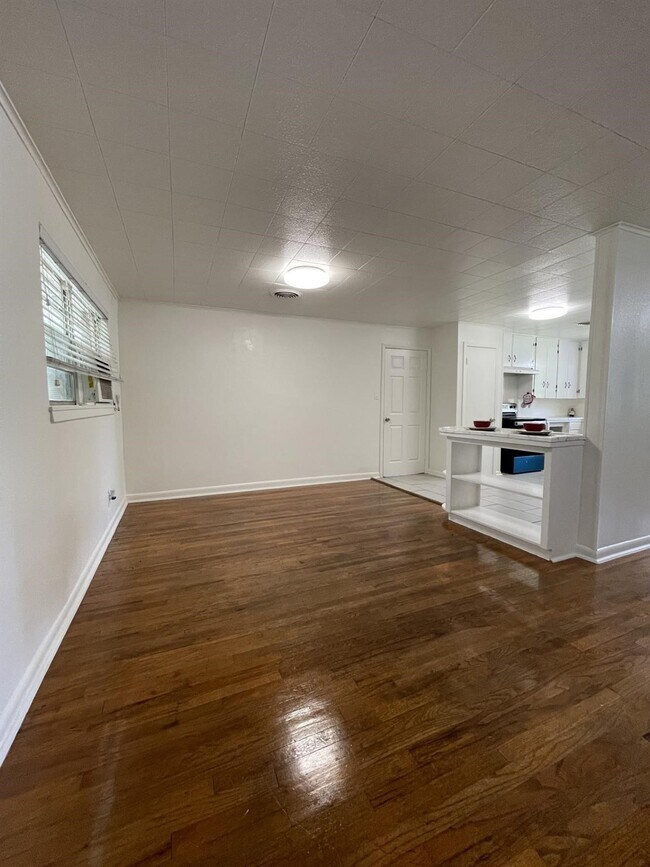 Building Photo - 1004 Oak Dr