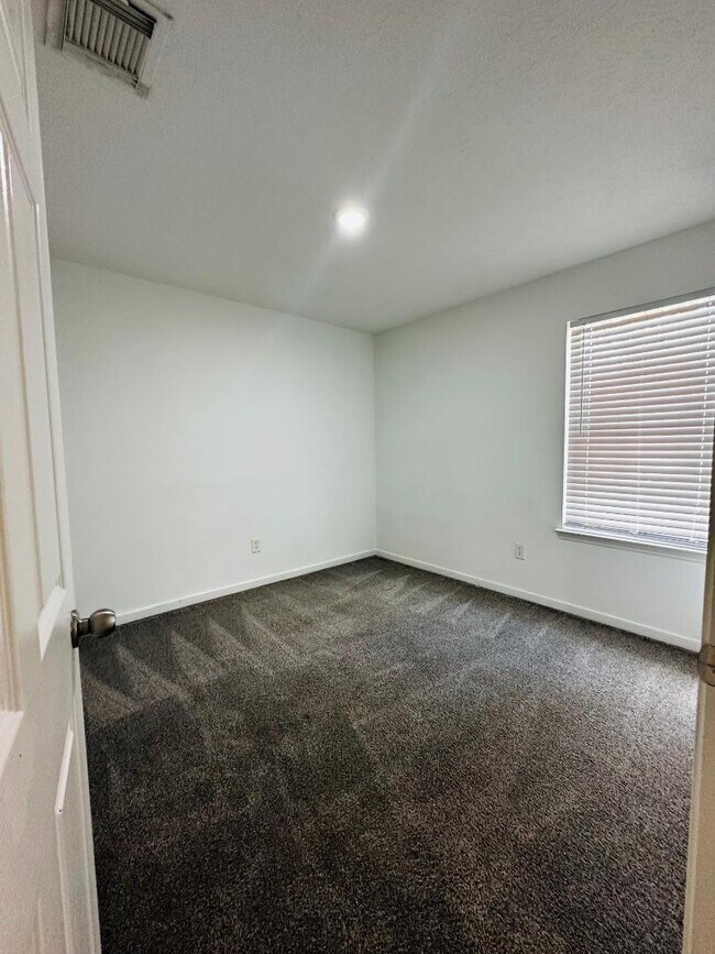 Primary Photo - 6946 Paris St