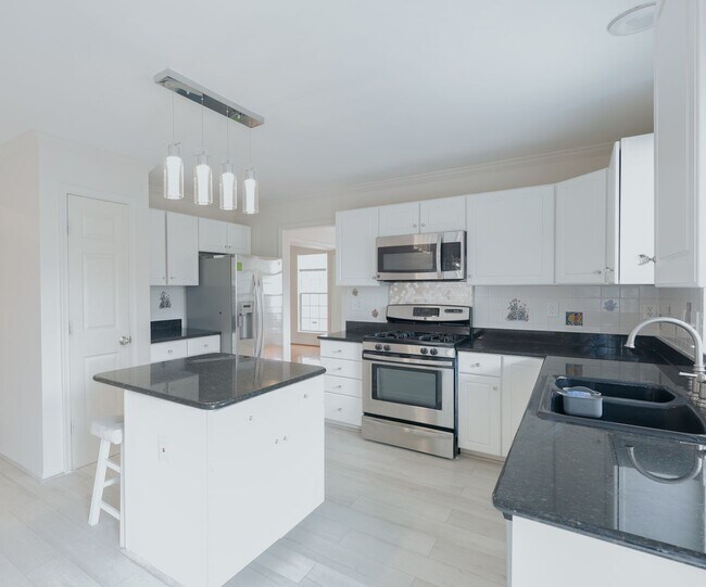 Building Photo - Beautiful 4 BR/3.5 BA Single-Family Home i...