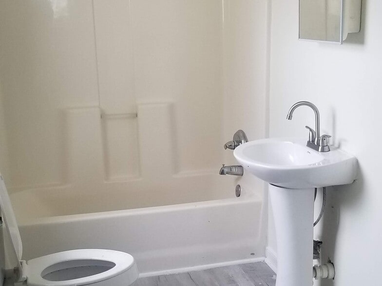 Full Bathroom - 1028 Halifax St