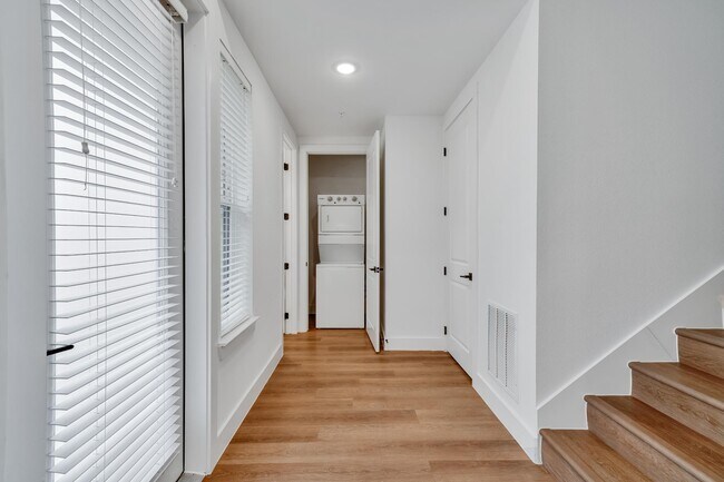 Building Photo - 1601 Mustang Dr