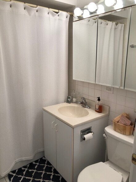 Bathroom - 1750 N Mohawk St