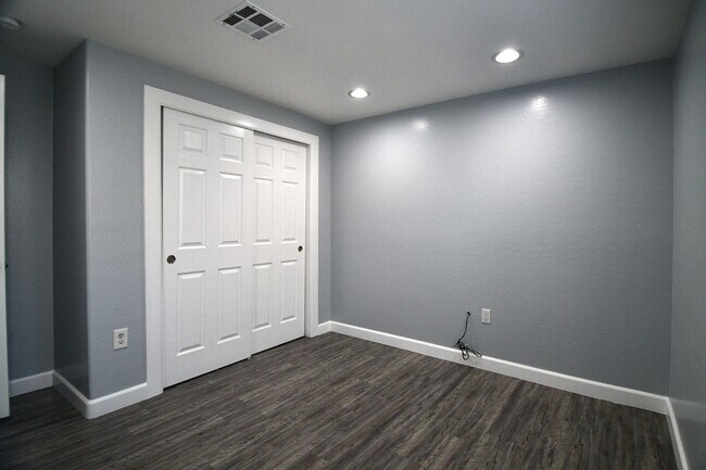 Building Photo - Within Walking Distance To Grand Canyon University