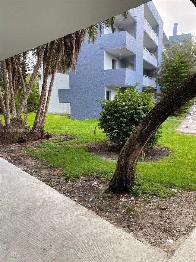 Building Photo - 9373 Fontainebleau Blvd