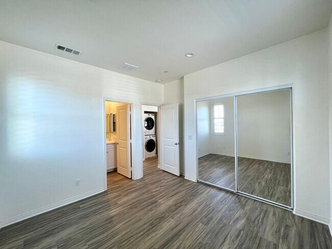 Building Photo - Stunning 3B/3BA in Imperial Beach W/ A/C, ...