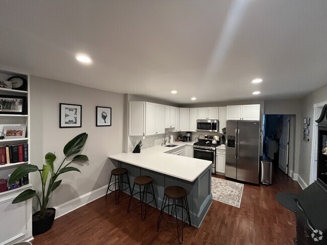 Building Photo - 1702 W Girard Ave