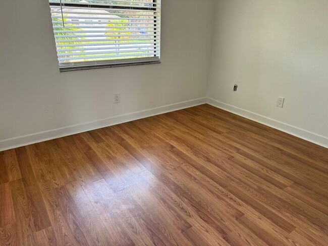Building Photo - Freshly Updated Lake?Front Retreat in Desi...