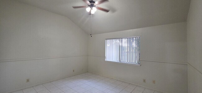Building Photo - Towne Lake - Amazing Lake Views!
