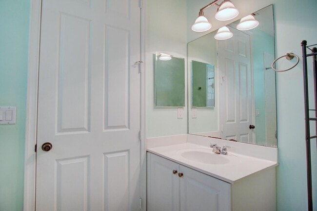 Building Photo - 1020 E Longport Cir