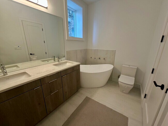 Building Photo - 4243 N Damen Ave