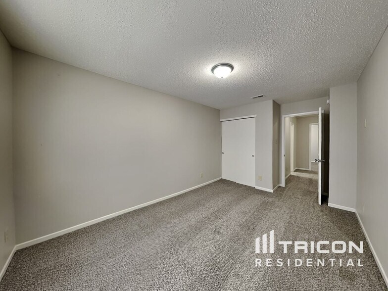 Building Photo - 1230 Redwood Dr