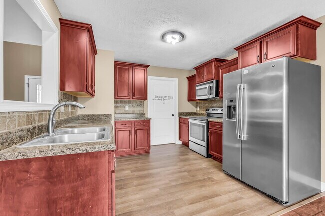 Building Photo - Wonderful 2-story home close to Ft. Campbell