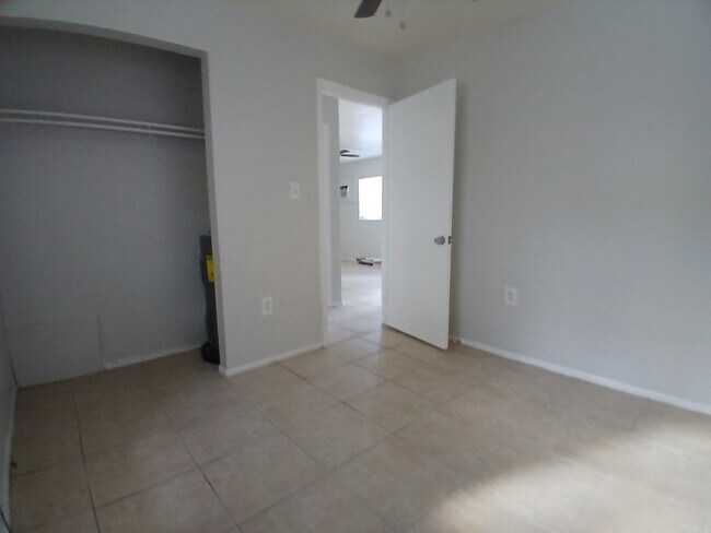 Building Photo - 2/1 units, Multi fam unit in Tampa near local amenities