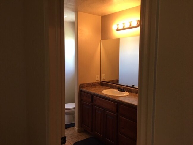 Building Photo - Roomy townhome